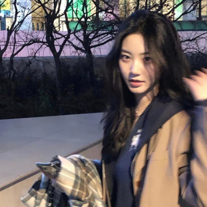 绿衣女子